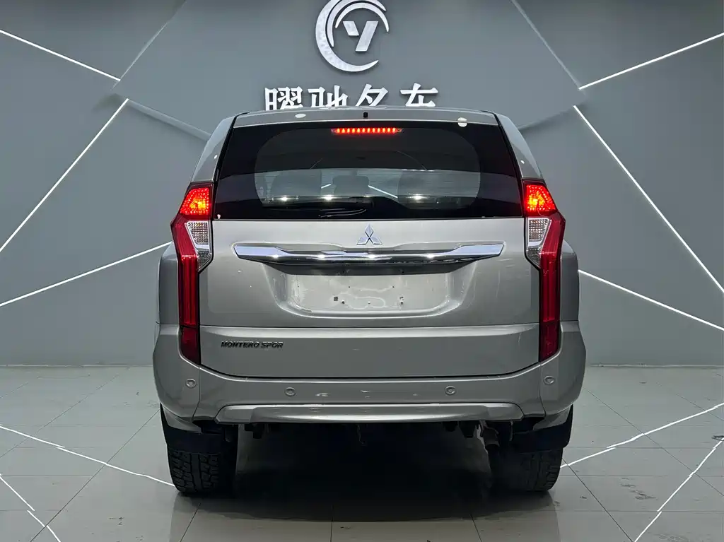 Mitsubishi Pajero 2021