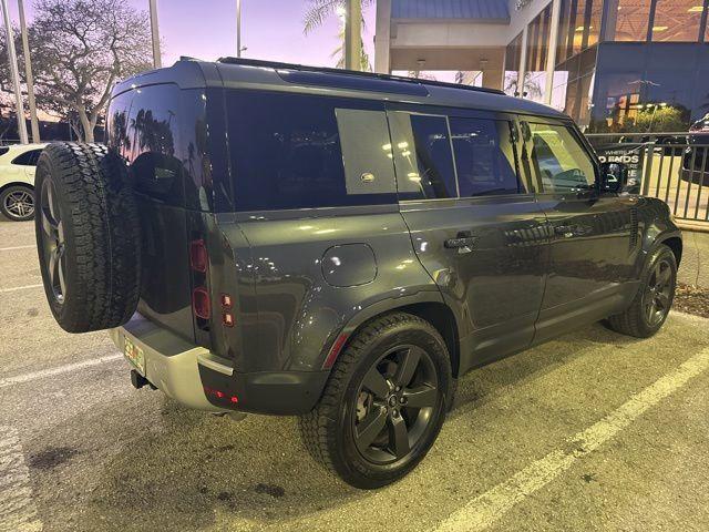 Land Rover Defender 2024