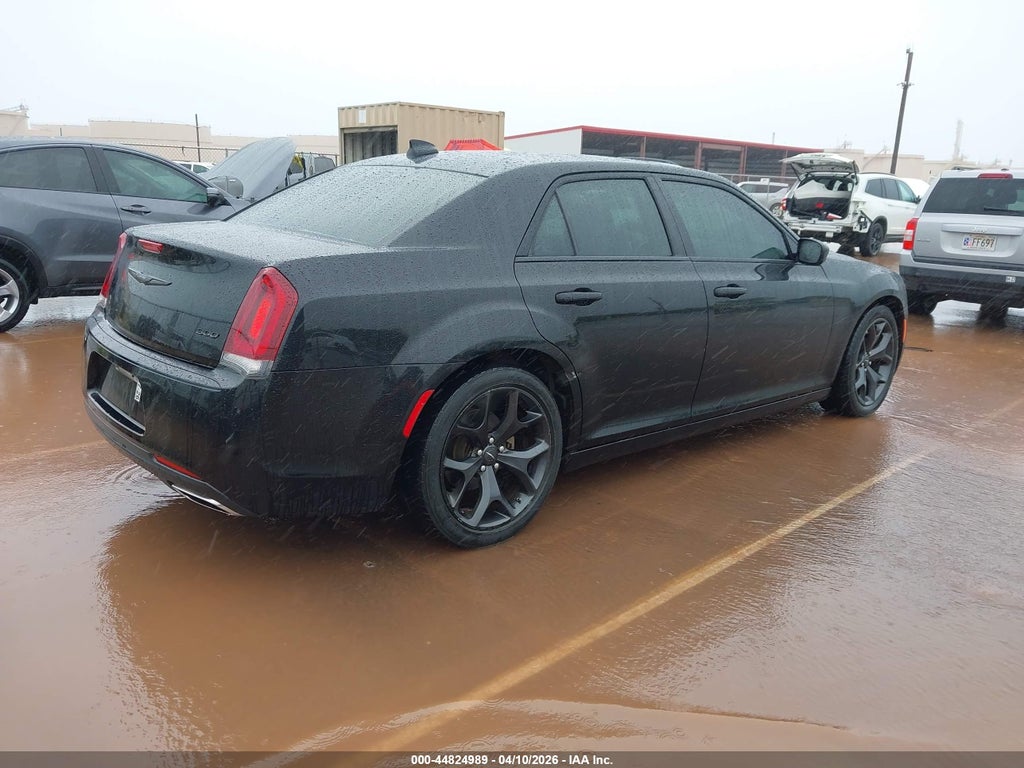 Chrysler 300 2022