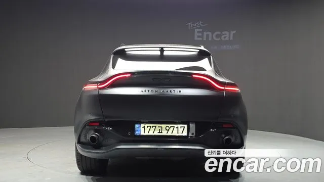 Aston Martin DBX 2021