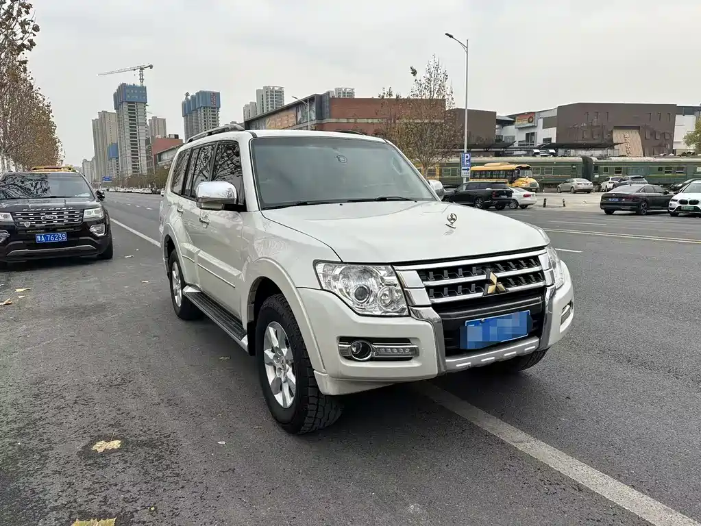 Mitsubishi Pajero 2020
