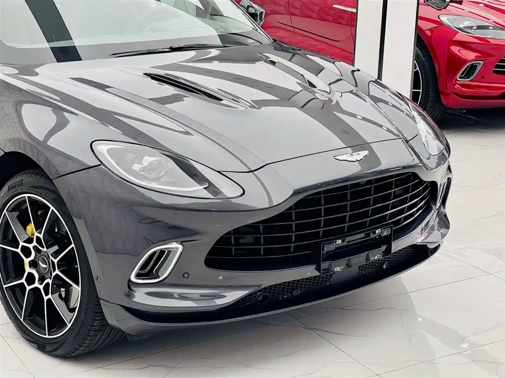 Aston Martin DBX 2021