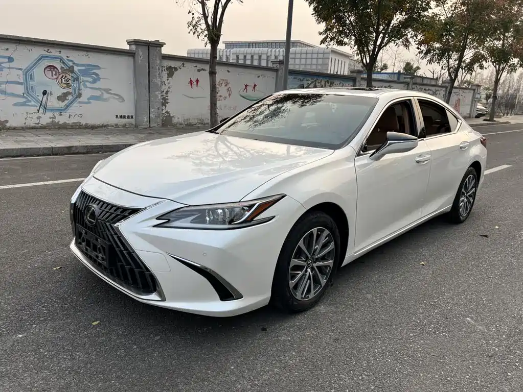 Lexus ES 2023