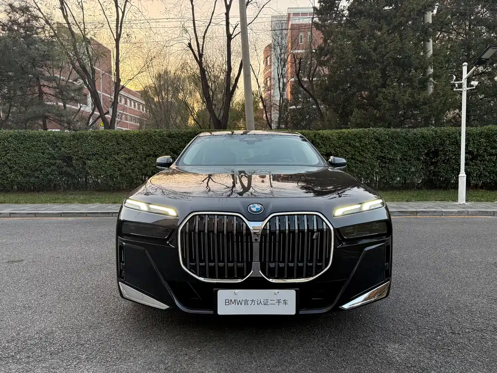 BMW i7 2025