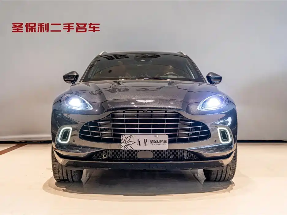 Aston Martin DBX 2021