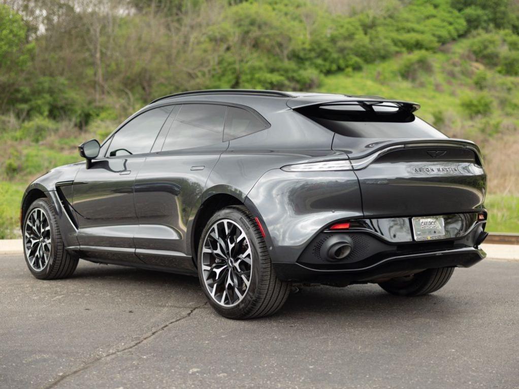 Aston Martin DBX 2021