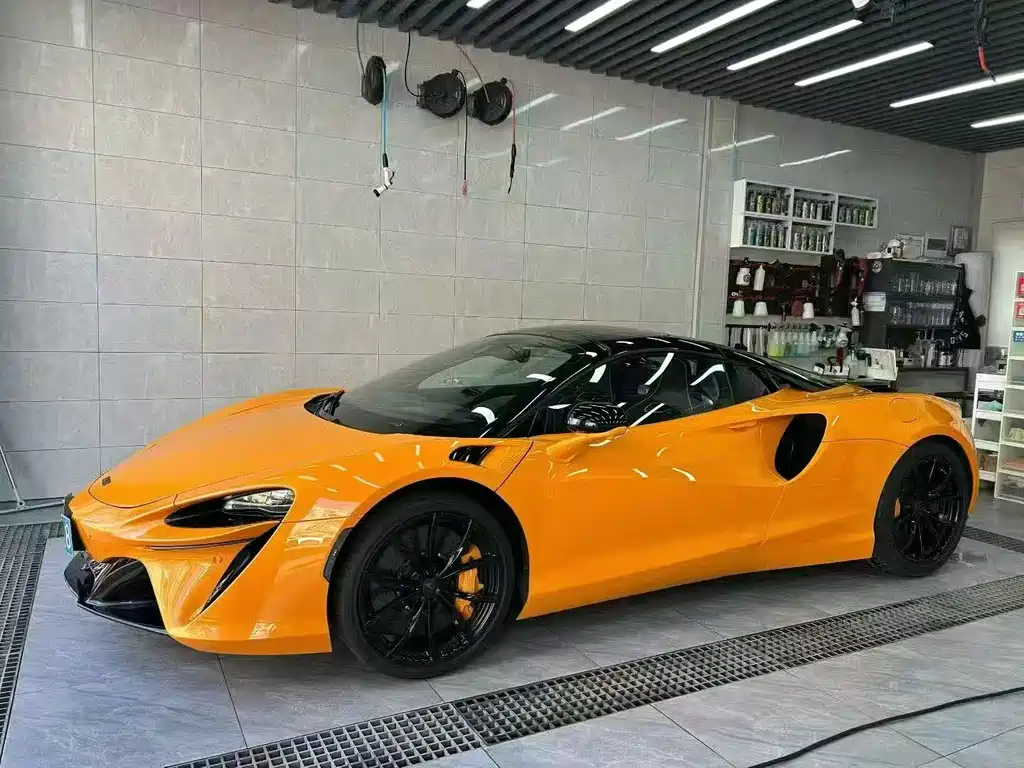 McLaren Artura 2024