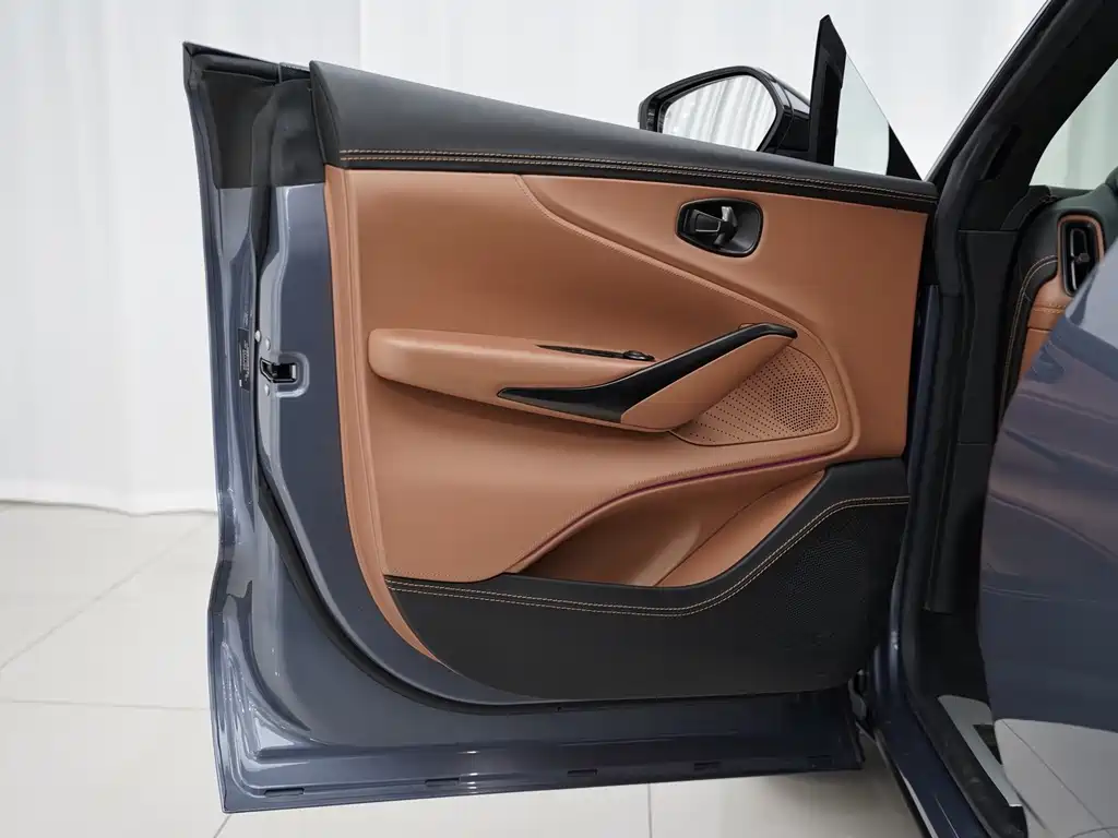 Aston Martin DBX 2021