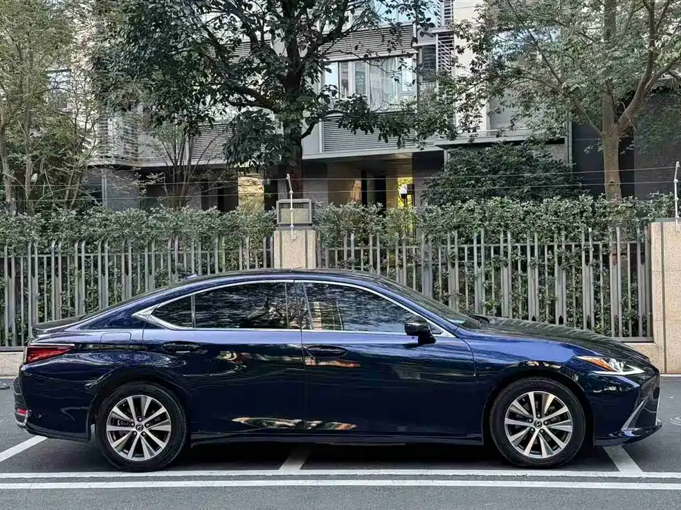 Lexus ES 2021