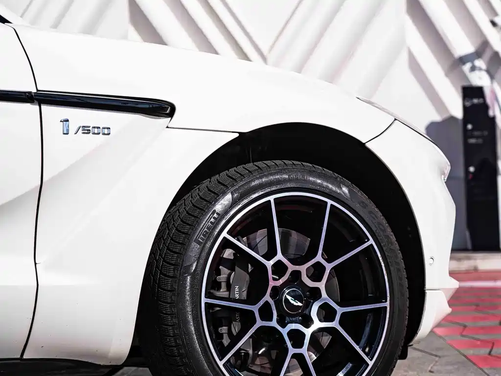 Aston Martin DBX 2021