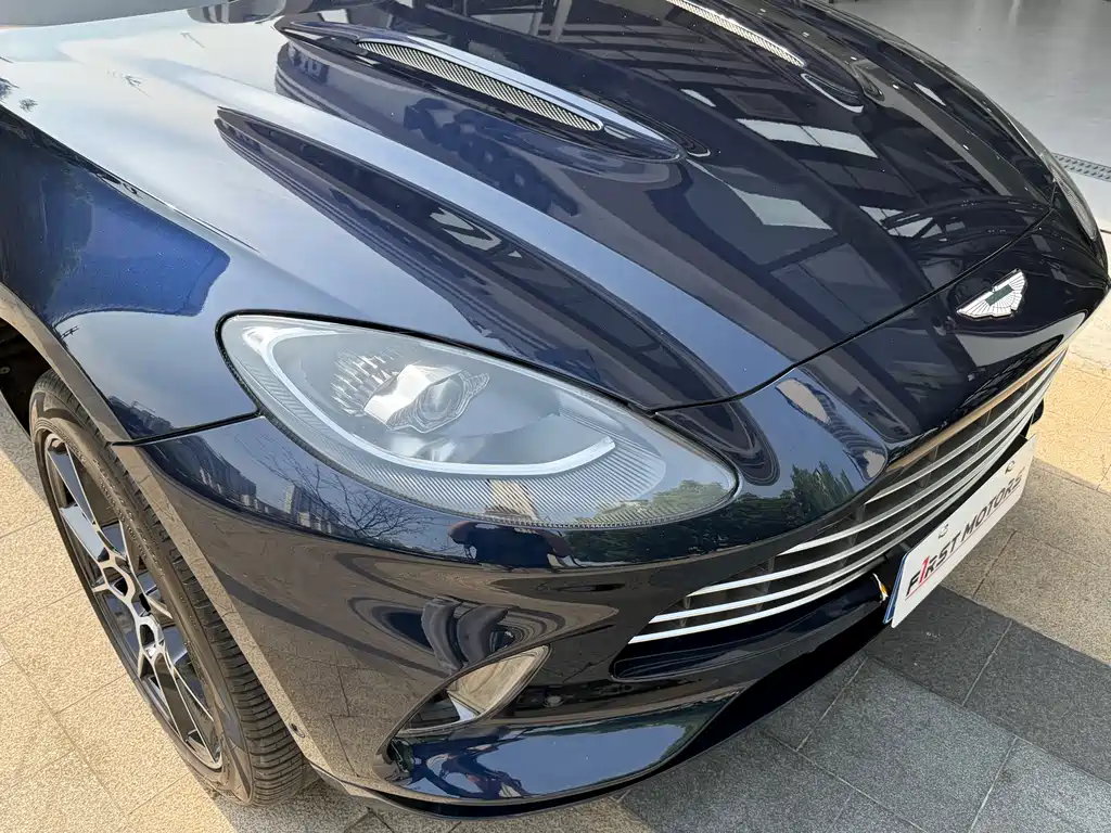 Aston Martin DBX 2021
