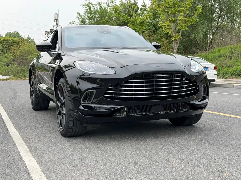 Aston Martin DBX 2022