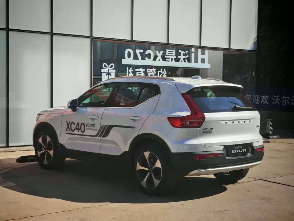 Volvo XC40 2025