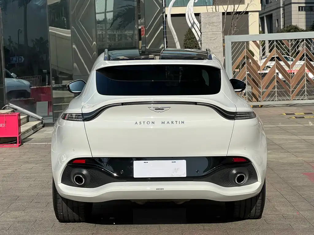 Aston Martin DBX 2023