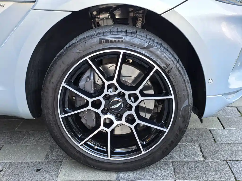 Aston Martin DBX 2022