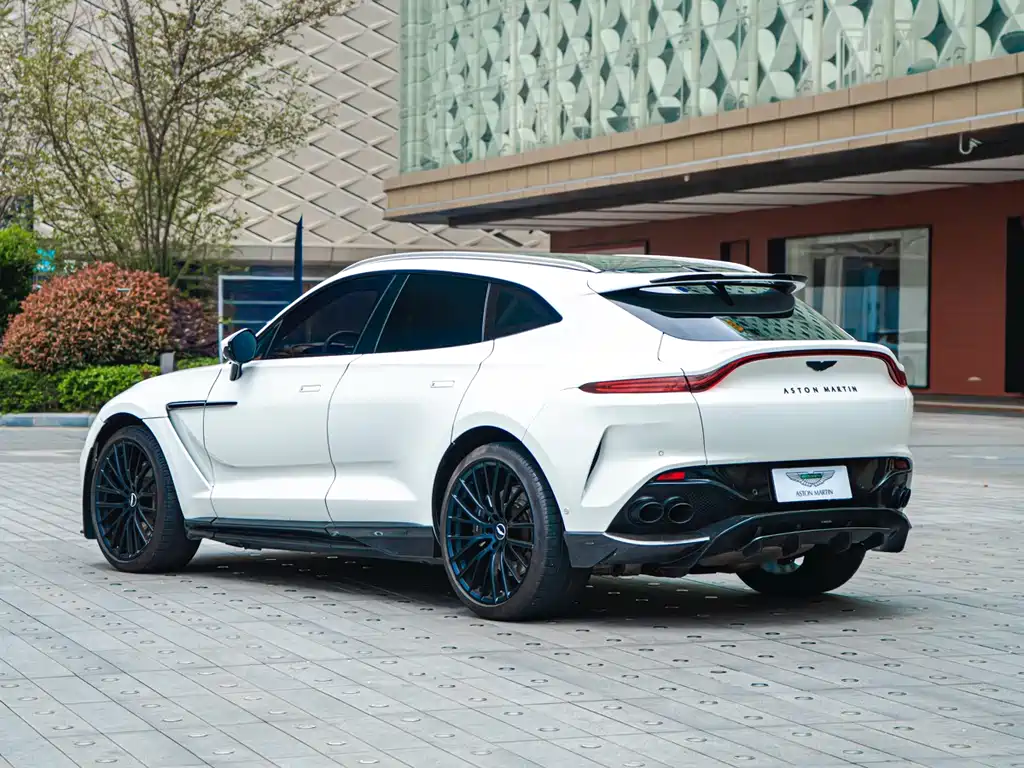 Aston Martin DBX 2021