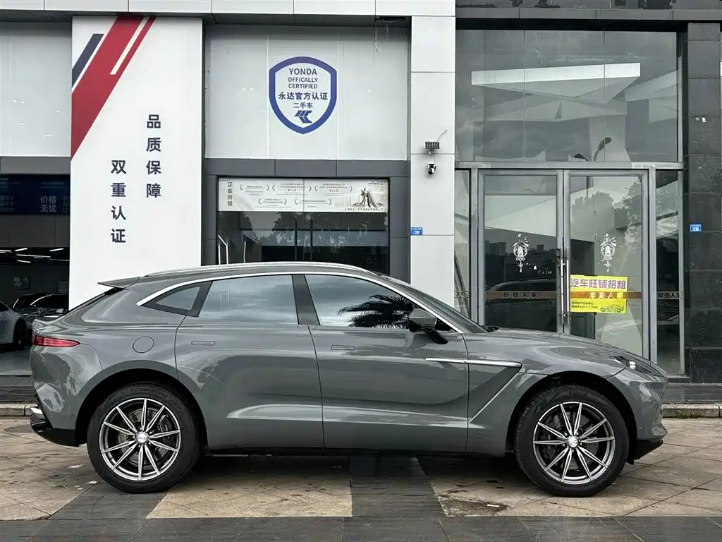 Aston Martin DBX 2024