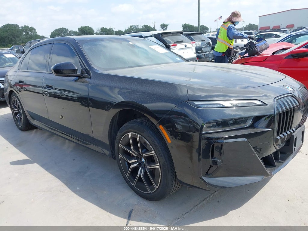 BMW 760 2025